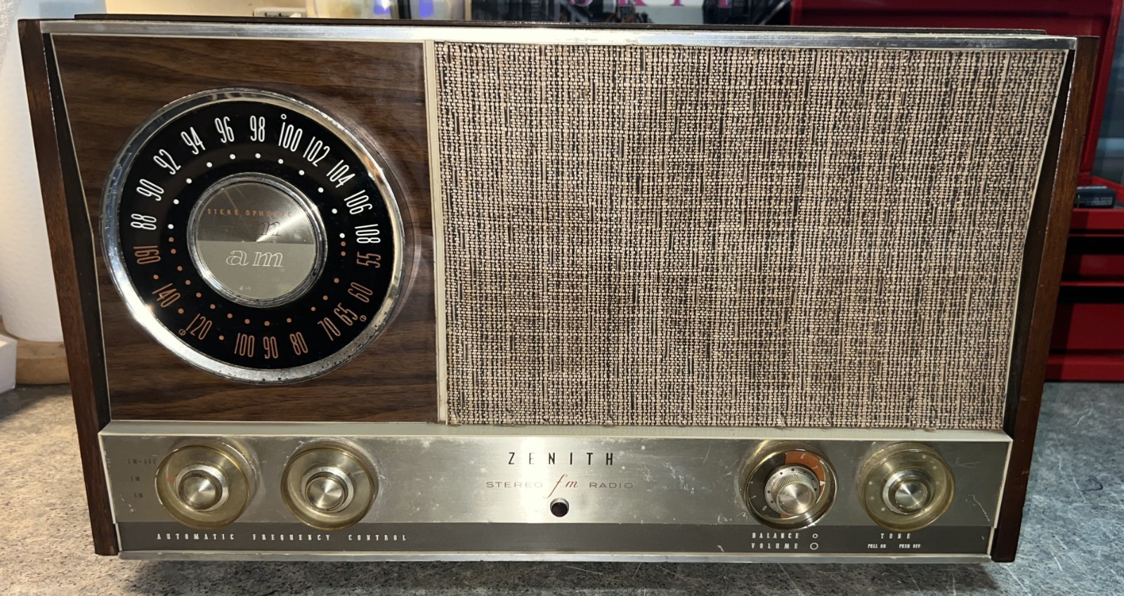 ZENITH AM/FM Broadcast Receiver Model: MJ1035. Sounds nice.
