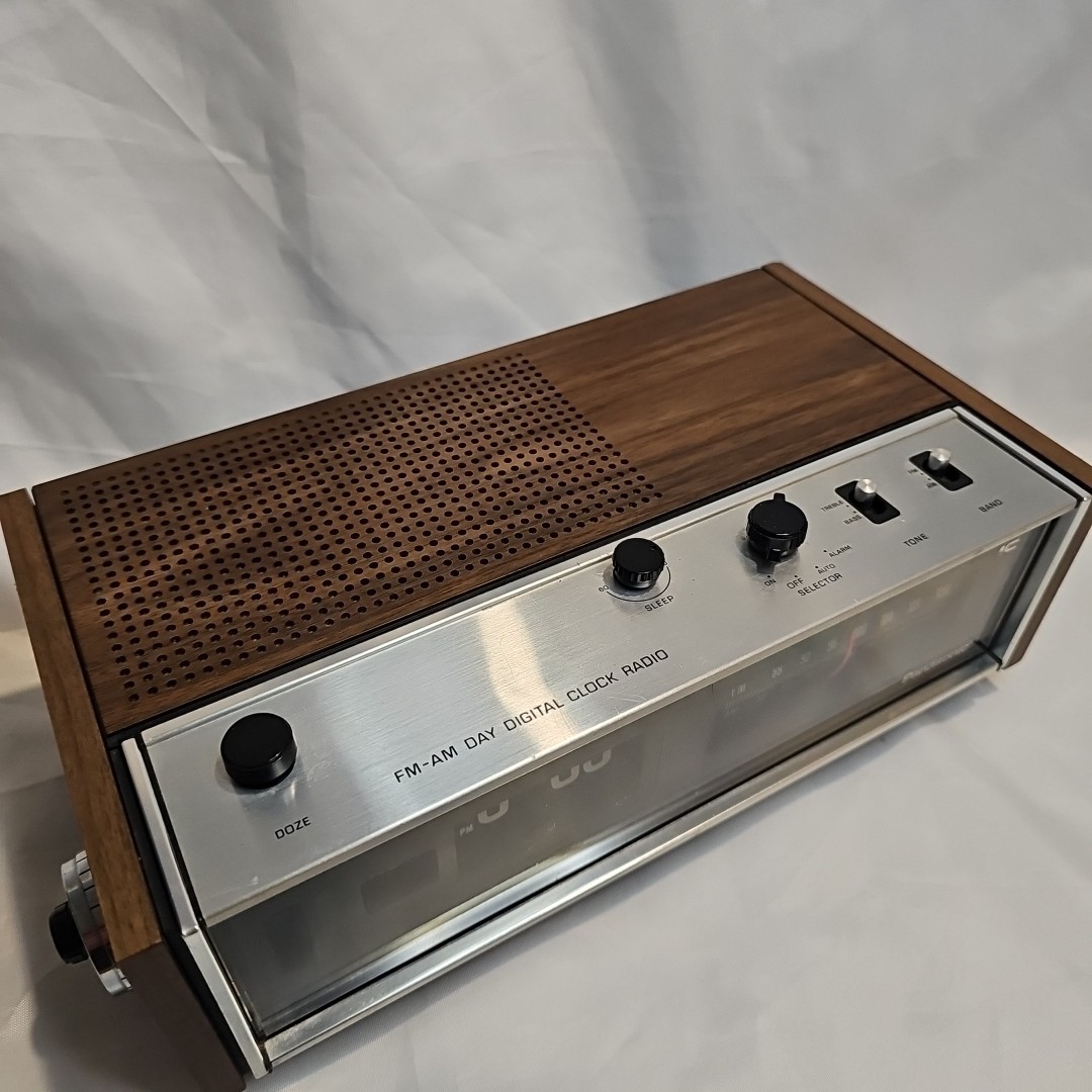 Panasonic RC-7053 Woodgrain Flip Clock Radio Alarm AM FM w/Day Display READ