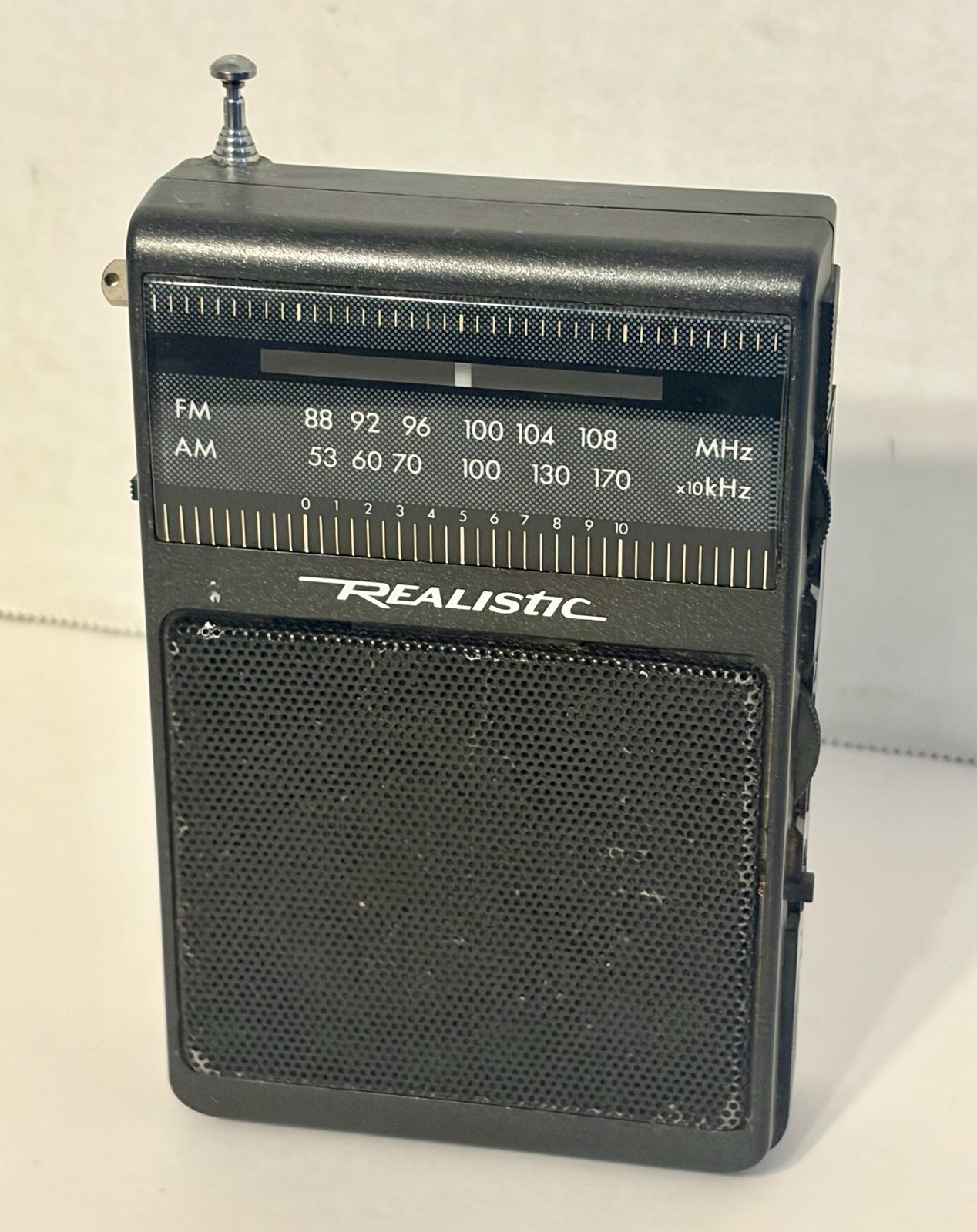 Realistic Radio Shack Hand AM/FM Radio M# 12-725 Tested