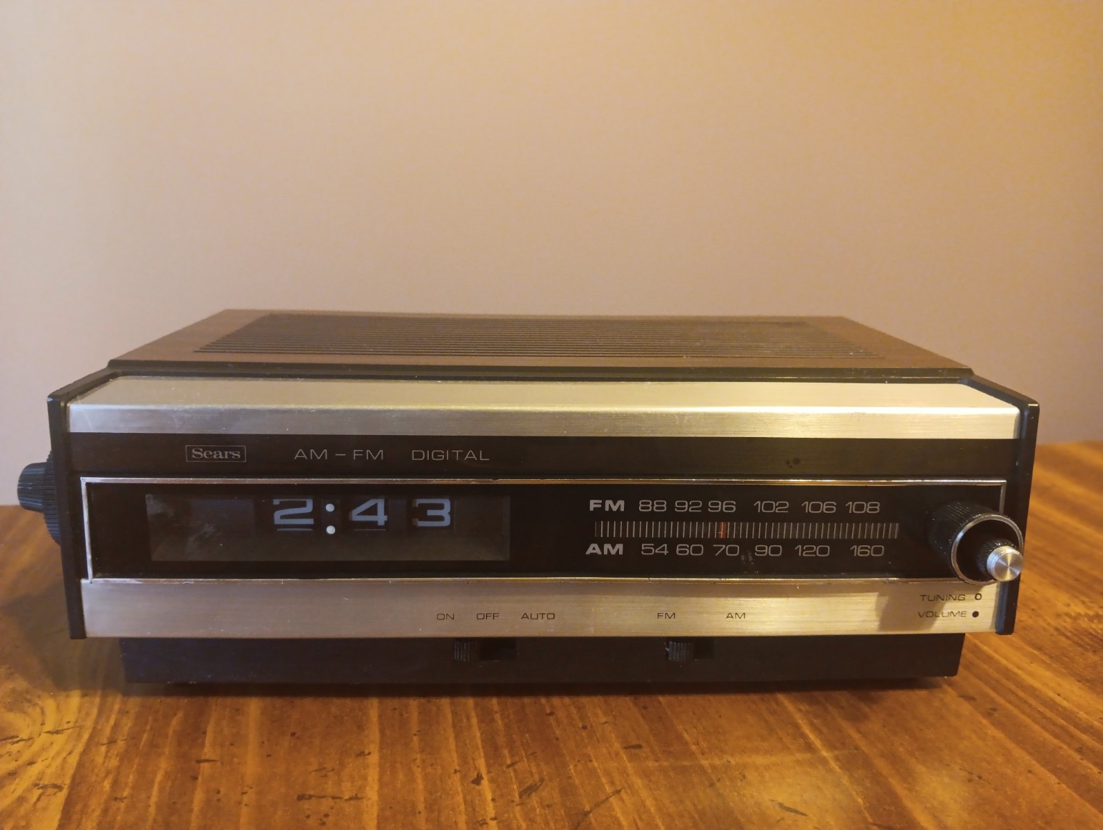 Vintage 1980 Sears Model 800.20530300 AM-FM Flip Clock Radio/Working Cond/Clean