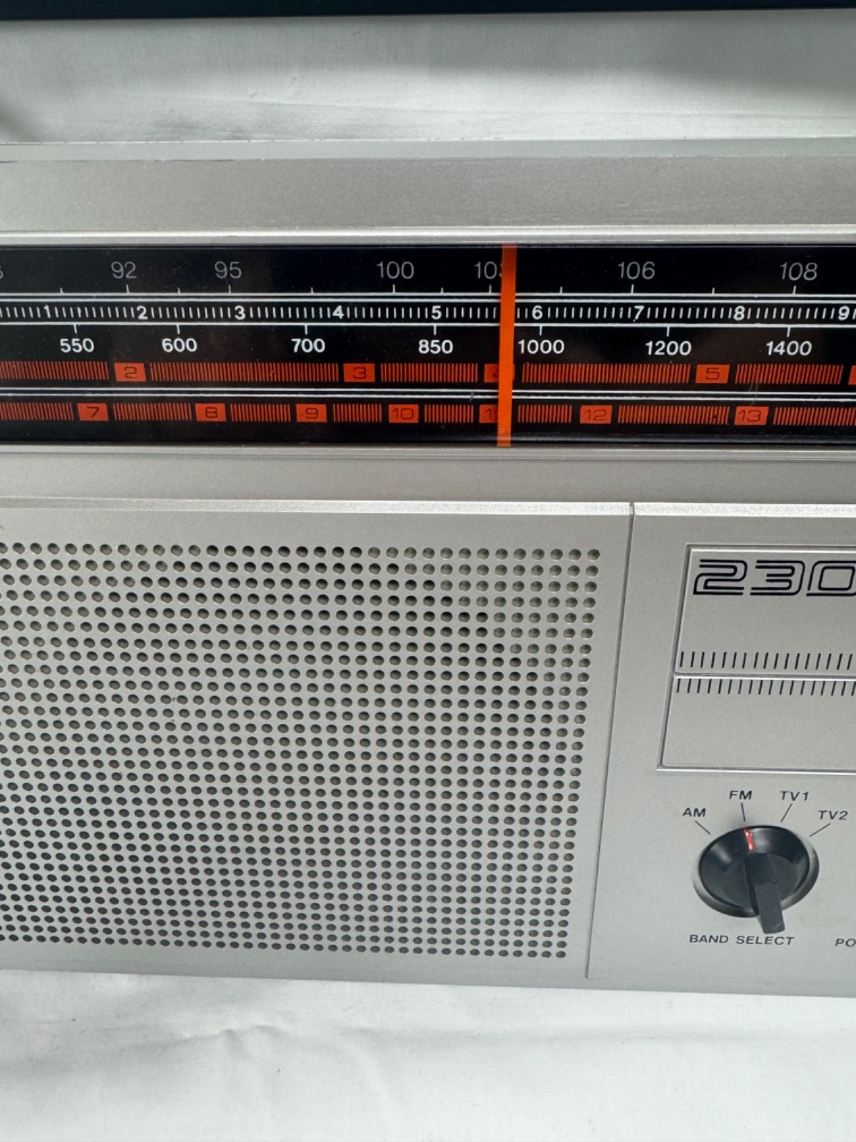 VINTAGE MAGNAVOX AM/FM/ TV AUDIO MODEL 2305 – MADE IN HONG KONG