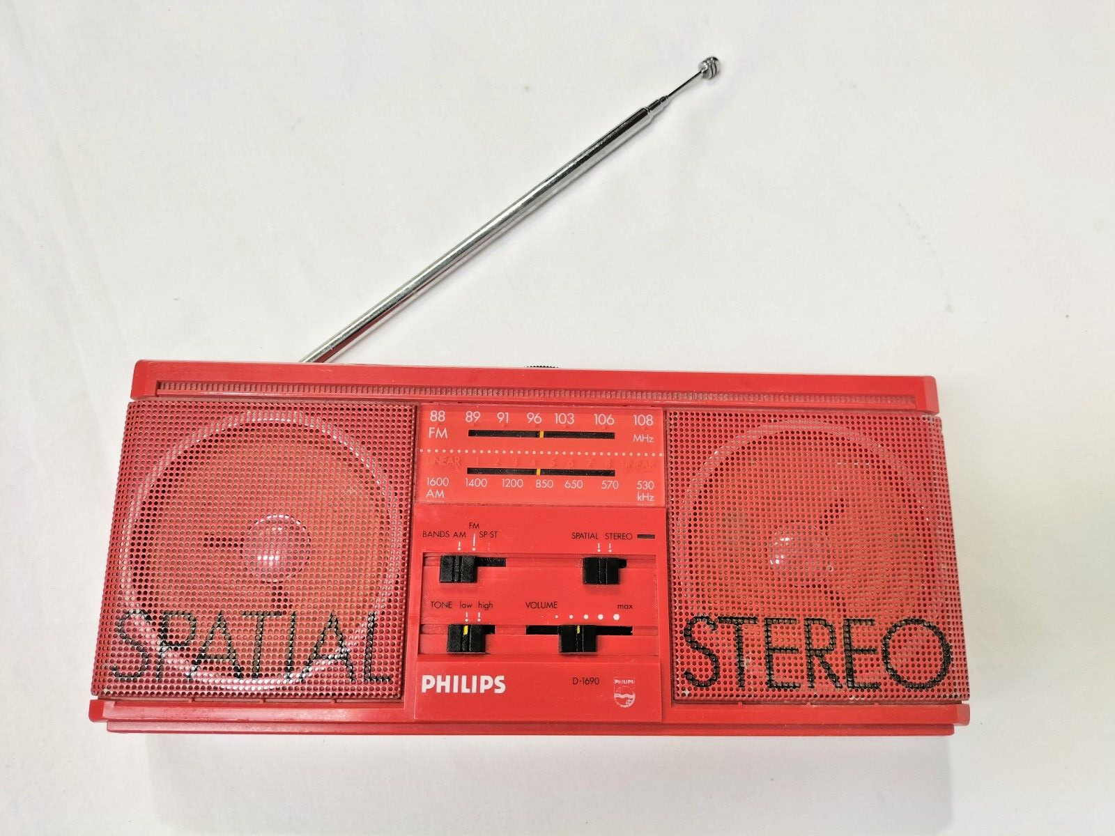 Scarce Vintage Radio Philips Spatial Stereo D-1690 Red Philips D1690 – runs – AF