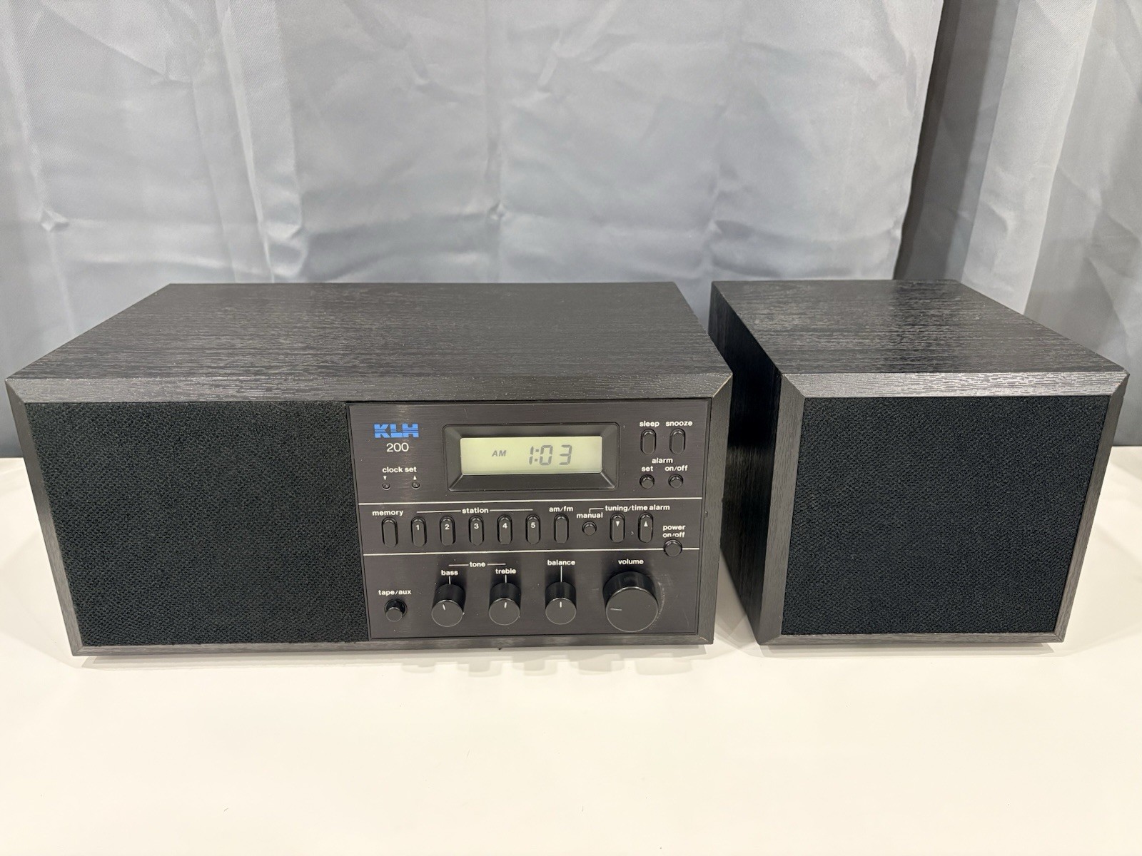 KLH 200 Compact FM/AM Alarm Clock Radio w/Speaker – Great Condition – Tested