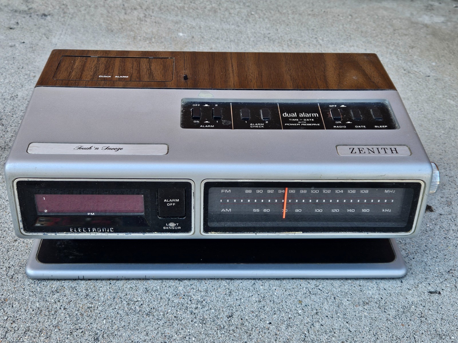 Vintage Zenith LED Alarm Clock/Radio mid century modern retro 1970’S mod