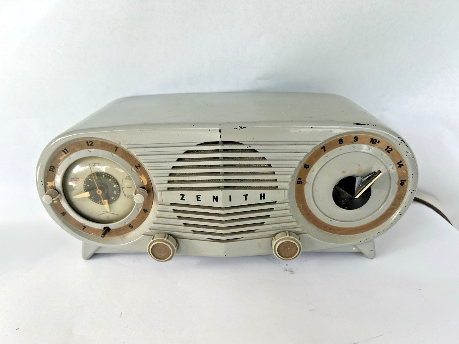 Vintage Zenith Owls Eye Clock Grey Clock Radio- PARTS OR REPAIR ONLY