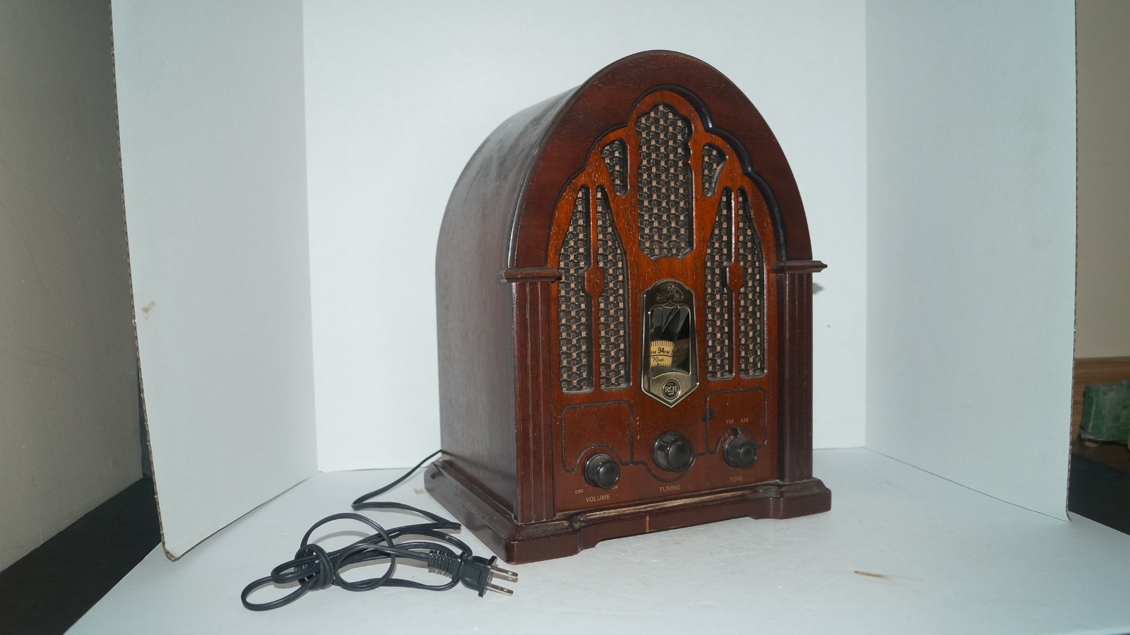 Vintage RCA Cathedral AM FM Wood Table Radio Model No. RP-3895 – VERY NICE
