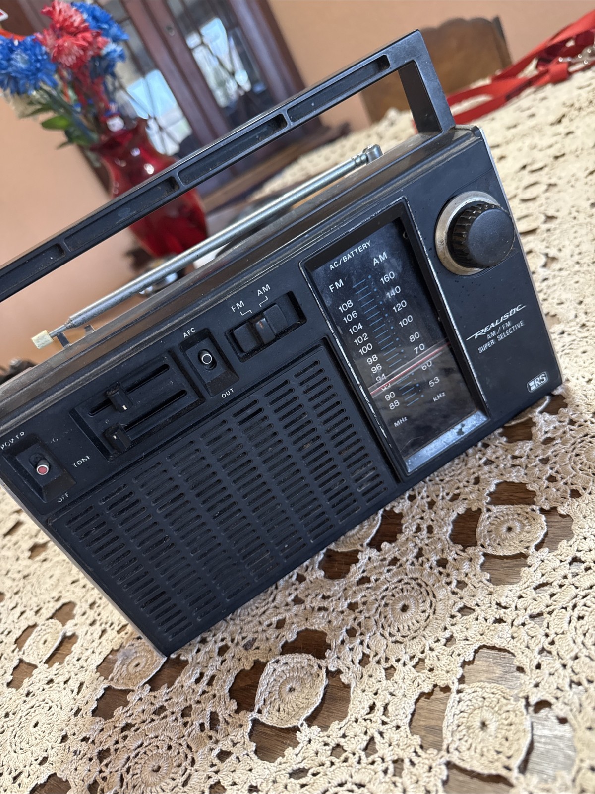 **Vintage Realistic AM/FM Portable Radio Model 12-665 By Radio Shack