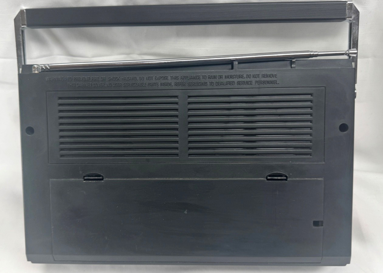 VINTAGE MAGNAVOX AM/FM/ TV AUDIO MODEL 2305 – MADE IN HONG KONG