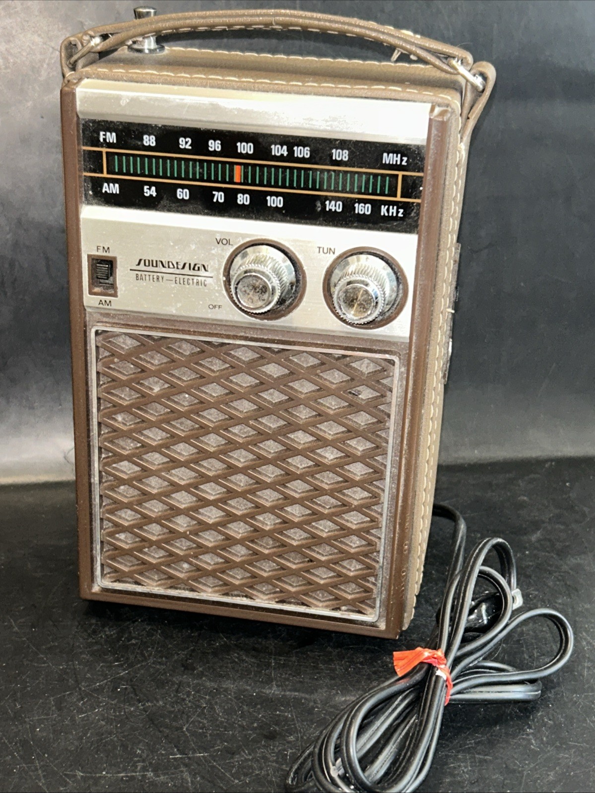 Vintage SOUNDESIGN Model 2223B Solid State Fm/Am Portable Radio Hong Kong Works