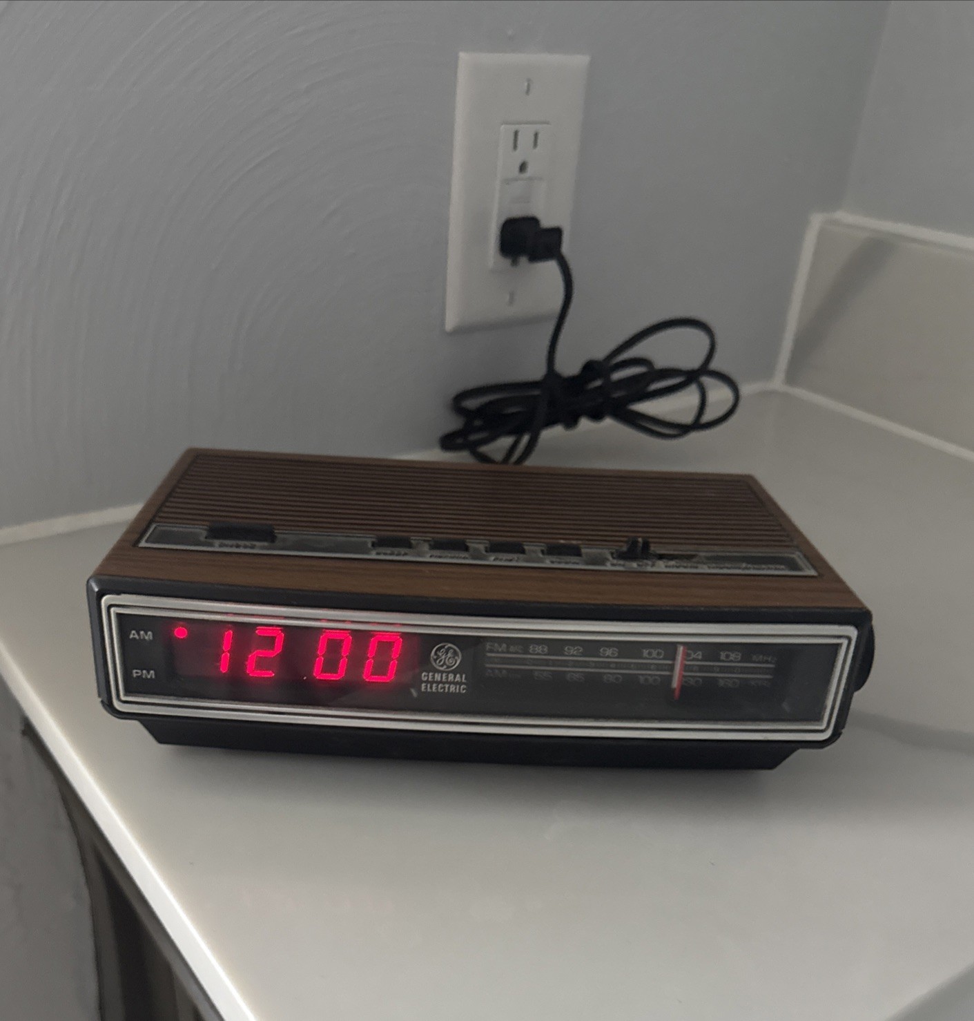 GE Vintage AM/FM Clock Radio Walnut Wood Grain Finish Red LED Model 7-4625C