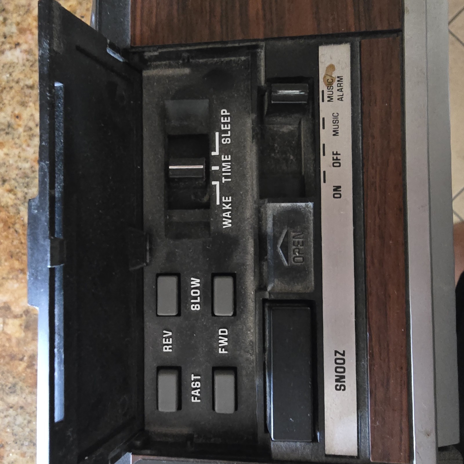 Vintage General Electric GE AM FM Clock Radio Model 7-4691A – Tested/Works