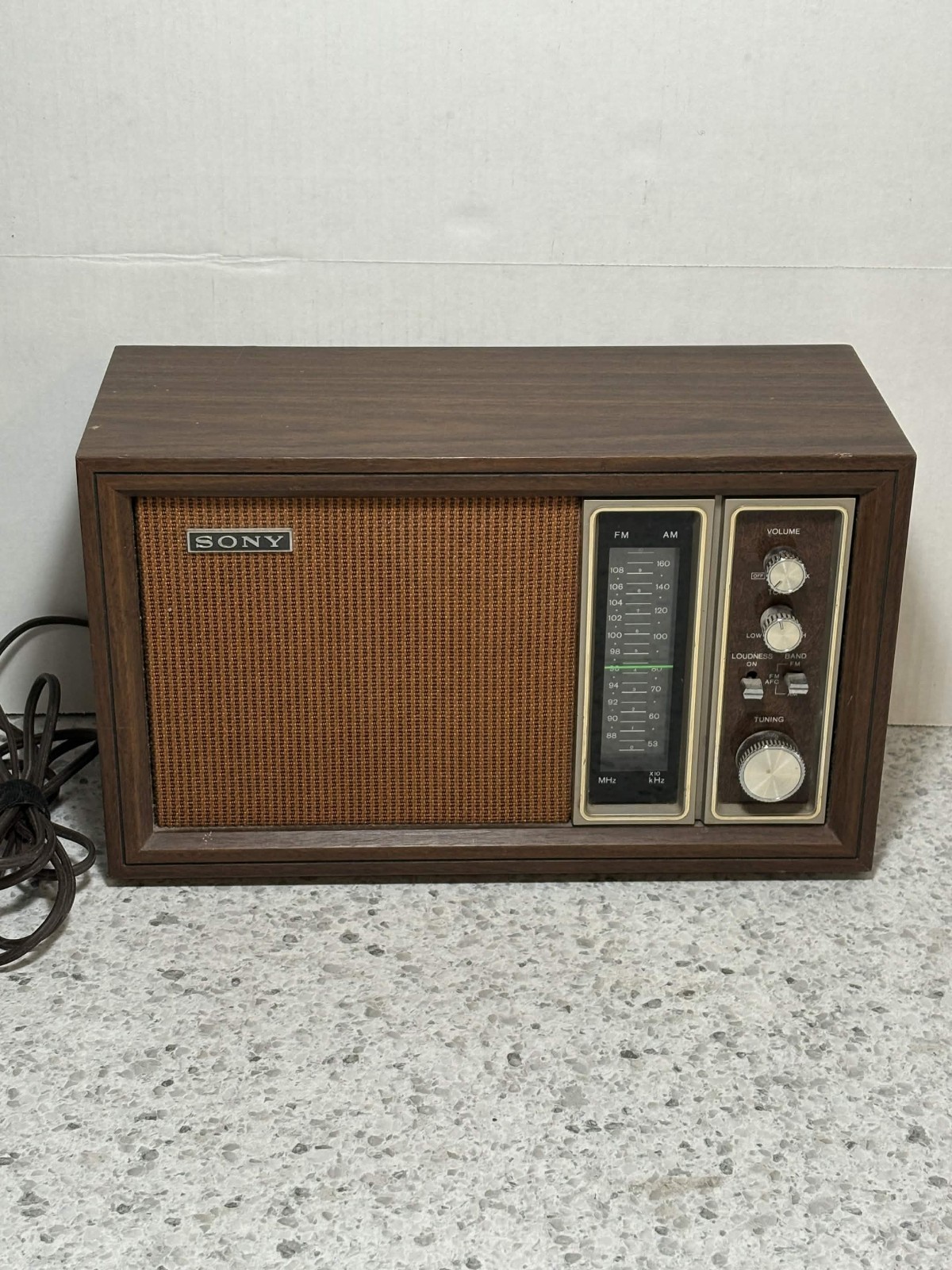 Vintage Sony TFM-9450W AM/FM Radio, 11 Transistors 2 Band, FOR PARTS/REPAIR