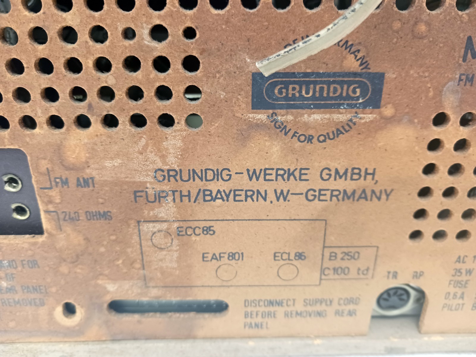 Vintage Grundig 102-4 AM/FM Tabletop Radio – TESTED & WORKS