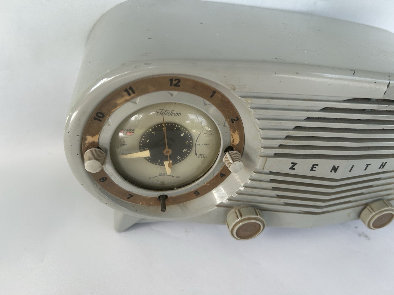 Vintage Zenith Owls Eye Clock Grey Clock Radio- PARTS OR REPAIR ONLY